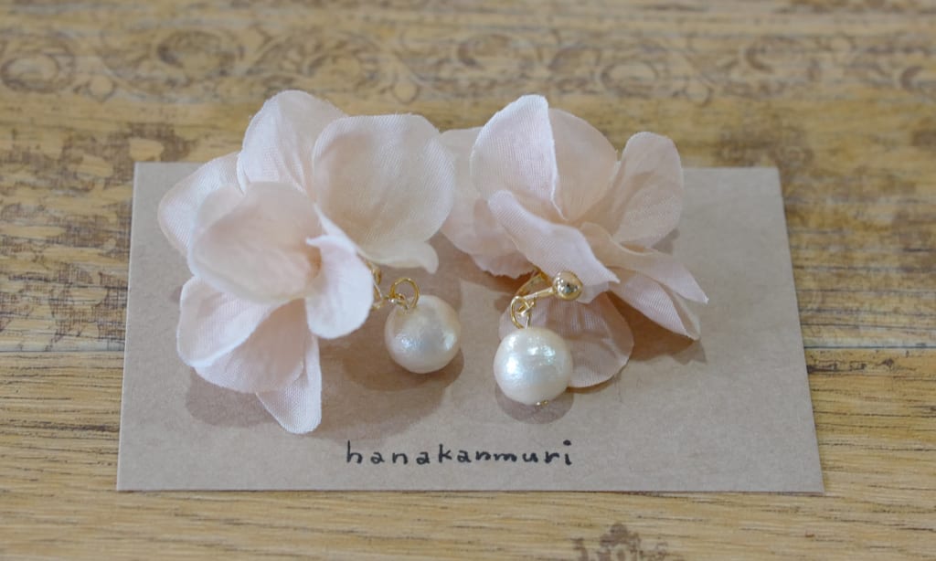 コットンパールと花びらのピアス