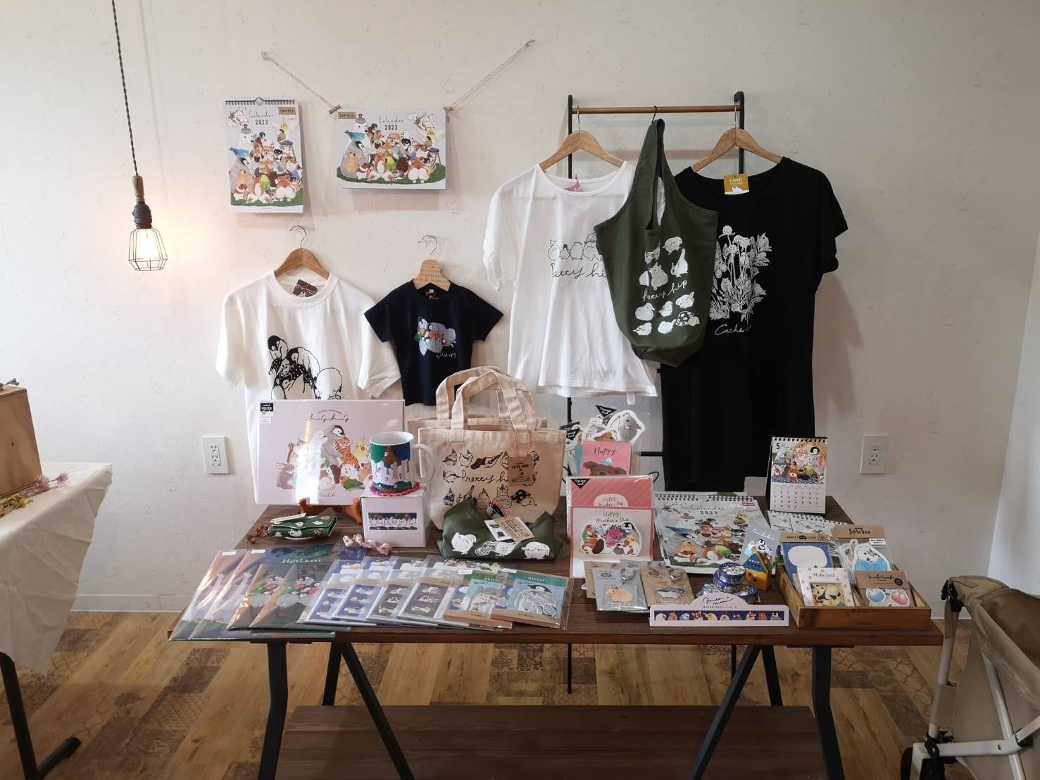 店内に並ぶmonbulanさんの作品