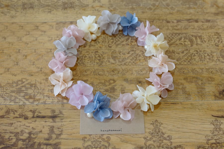 コットンパールと花びら 6色を並べたコットンパールと花びらのピアス