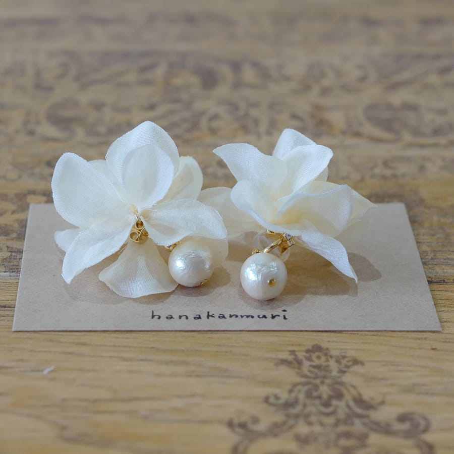 コットンパールと花びら 着けたところ